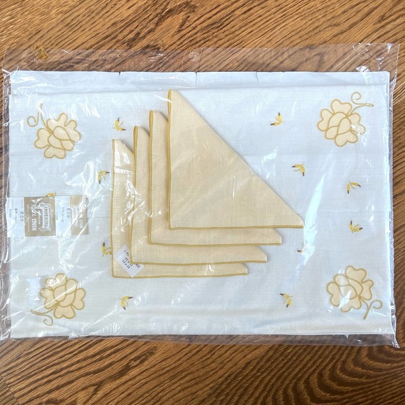 Vintage 100% linen embroidered tablecloth and napkins coordinated set - Picture 1 of 4